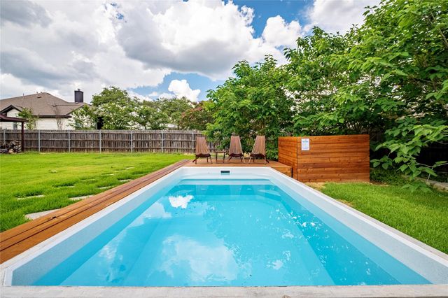 220 Meadow Oaks DR, Dripping Springs, TX 78620