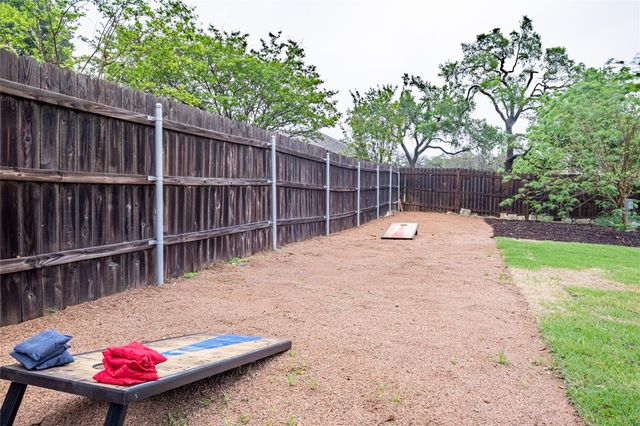 220 Meadow Oaks DR, Dripping Springs, TX 78620
