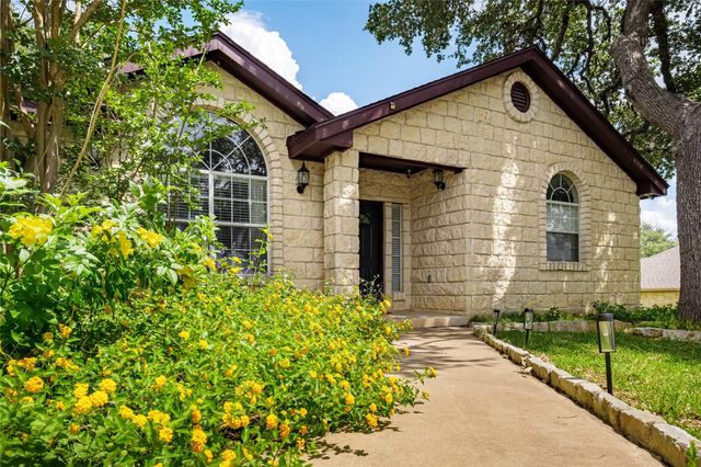 220 Meadow Oaks DR, Dripping Springs, TX 78620