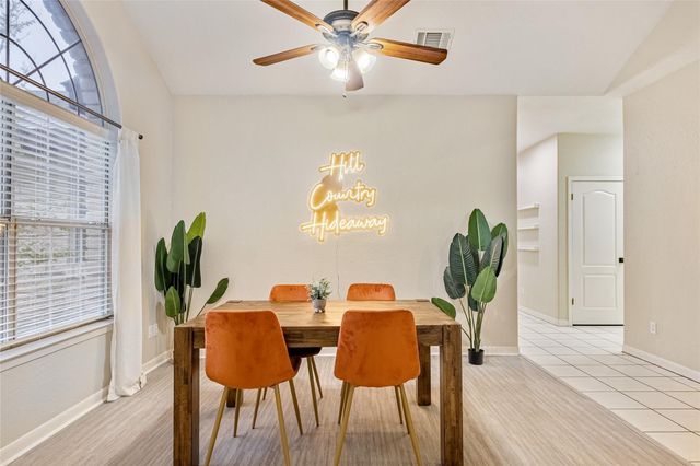 220 Meadow Oaks DR, Dripping Springs, TX 78620