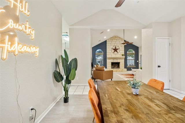 220 Meadow Oaks DR, Dripping Springs, TX 78620