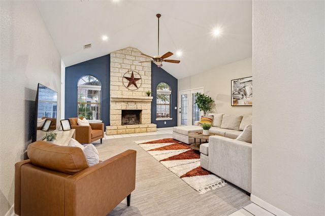 220 Meadow Oaks DR, Dripping Springs, TX 78620