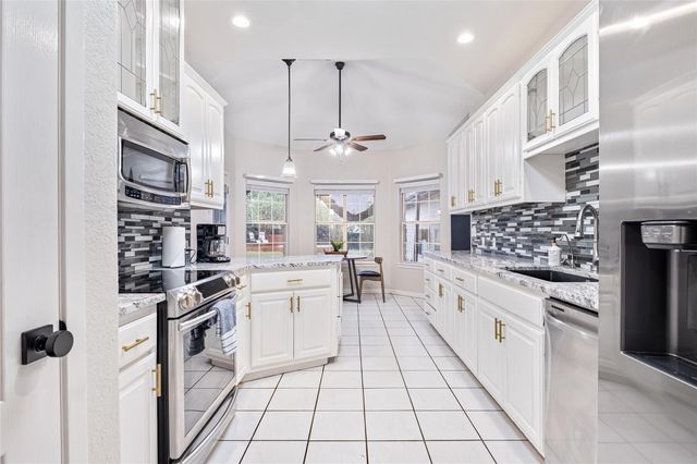 220 Meadow Oaks DR, Dripping Springs, TX 78620