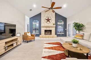 220 Meadow Oaks DR, Dripping Springs, TX 78620
