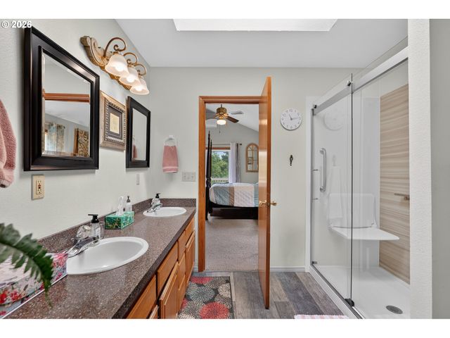 5833 Sw GARDEN HOME Rd, Portland, OR 97219