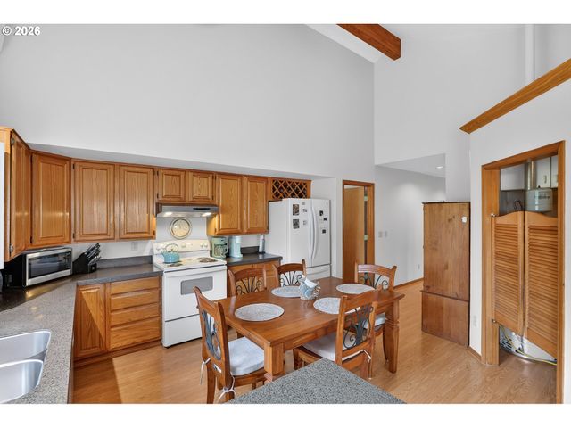 5833 Sw GARDEN HOME Rd, Portland, OR 97219