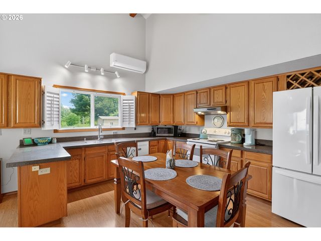 5833 Sw GARDEN HOME Rd, Portland, OR 97219