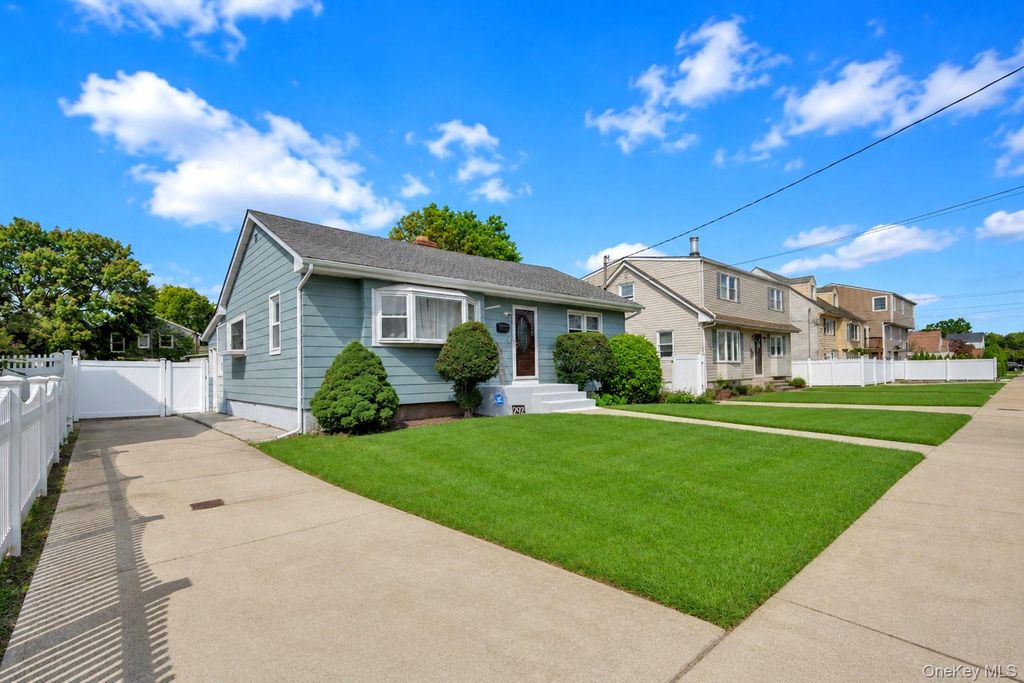 292 Roosevelt Avenue, Freeport, NY 11520 — photo 3