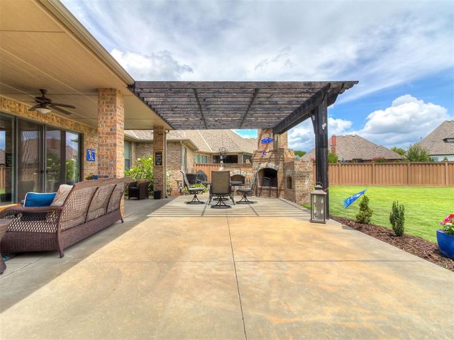 3024 Fallbrook Avenue, Edmond, OK 73012