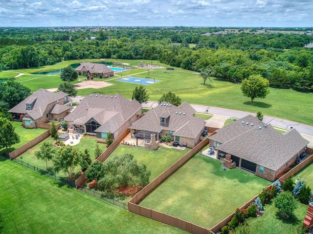 3024 Fallbrook Avenue, Edmond, OK 73012
