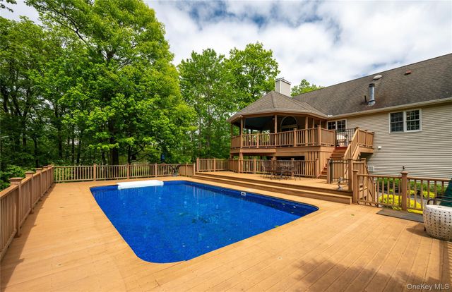 17 James Court, Mahopac, NY 10541