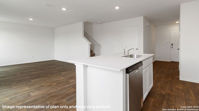 1607 House Finch Drive, San Antonio, TX 78253