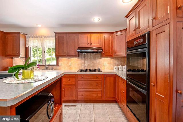 19 SOKOL DR, Kutztown, PA 19530