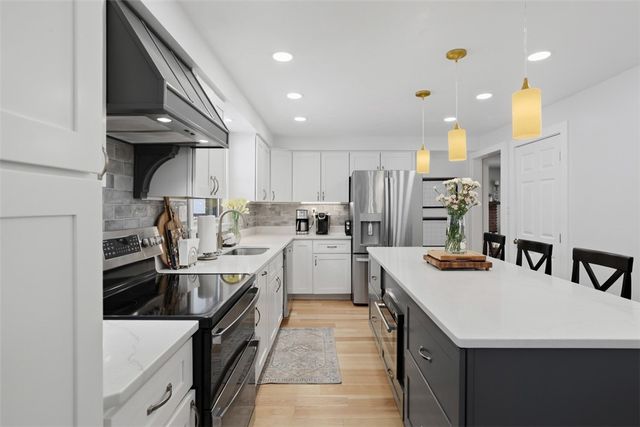 2400 Mill Grove Rd, Upper St Clair, PA 15241