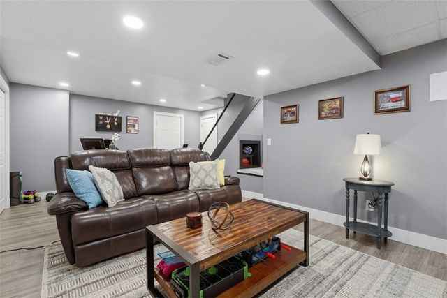 2400 Mill Grove Rd, Upper St Clair, PA 15241