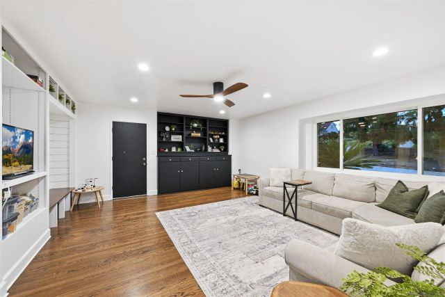 8615 Mariposa St, La Mesa, CA 91941