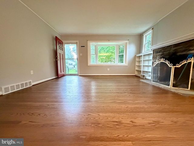 300 WINDING WAY, Glenside, PA 19038