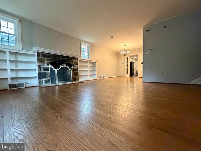 300 WINDING WAY, Glenside, PA 19038