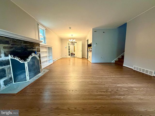 300 WINDING WAY, Glenside, PA 19038