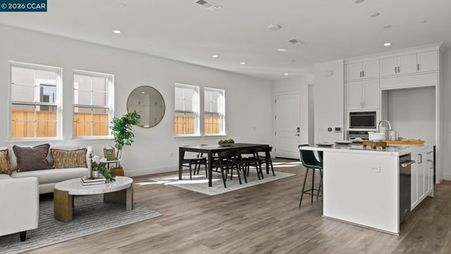 3514 Lakeshore Ave, Tracy, CA 95377