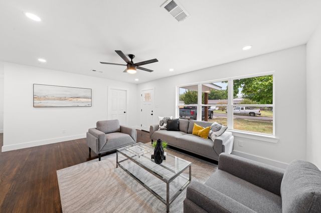 4129 Huckleberry Circle, Dallas, TX 75216