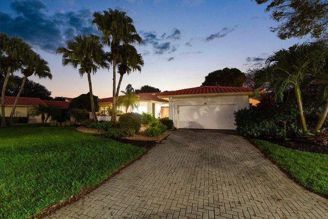 18 Bristol Lane, Boynton Beach, FL 33436