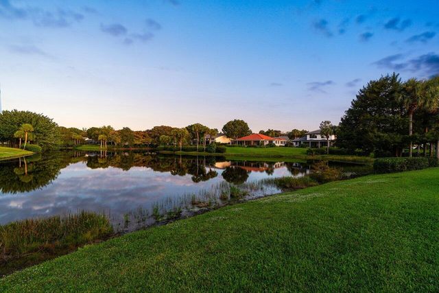 18 Bristol Lane, Boynton Beach, FL 33436