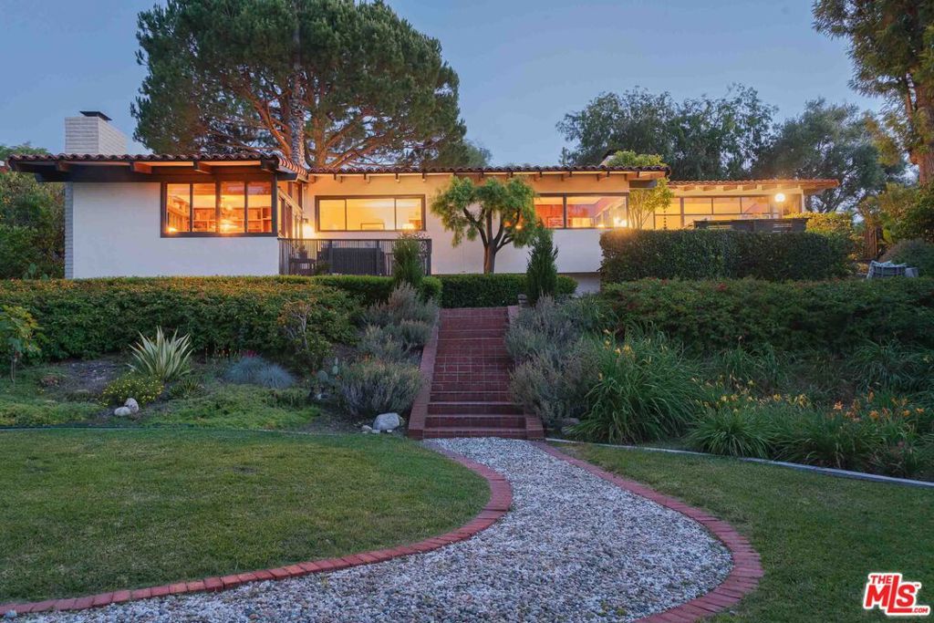 Image 1 of property listing at 2437 Via Sonoma, Palos Verdes Estates, CA 90274
