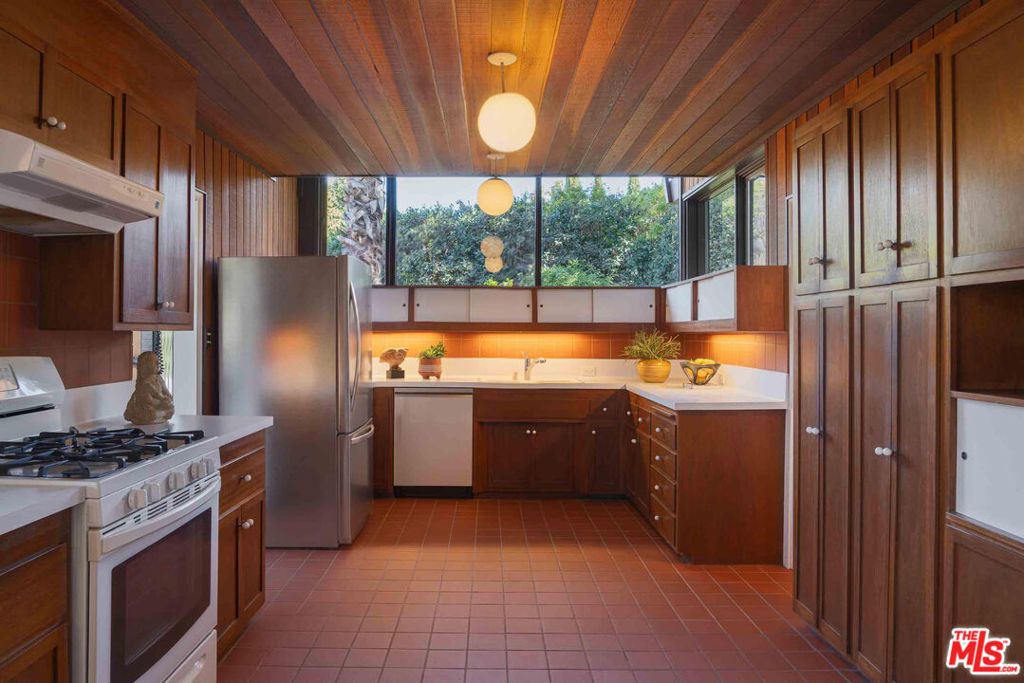 Image 9 of property listing at 2437 Via Sonoma, Palos Verdes Estates, CA 90274