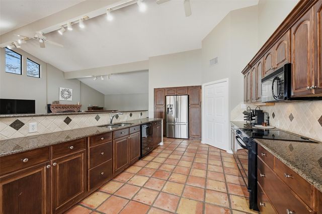 140 Blackfoot Trail, Lake Kiowa, TX 76240