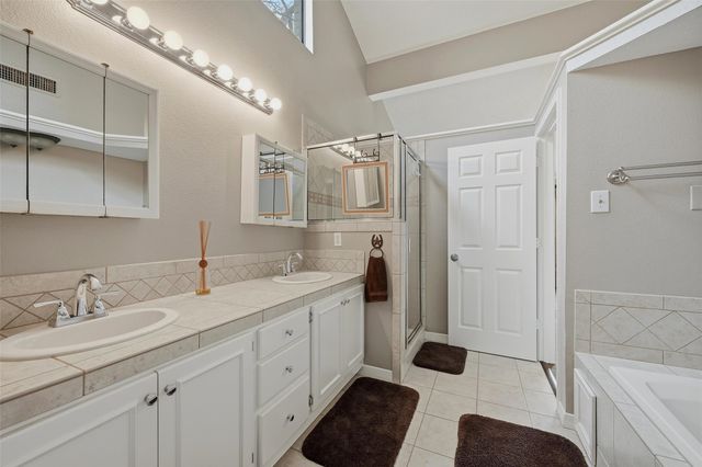 140 Blackfoot Trail, Lake Kiowa, TX 76240