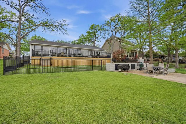 140 Blackfoot Trail, Lake Kiowa, TX 76240