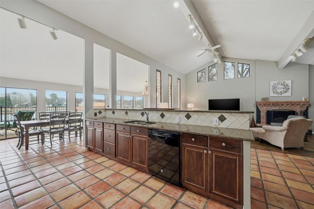 140 Blackfoot Trail, Lake Kiowa, TX 76240