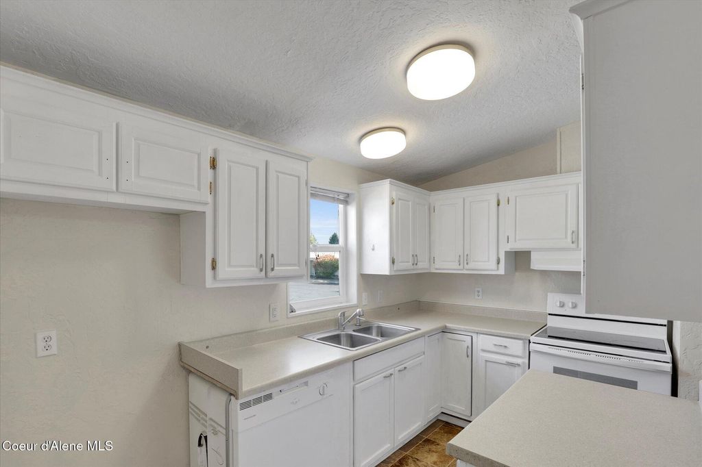 2489 W Plymouth Circle, Coeur d'Alene, ID 83815 photo 6