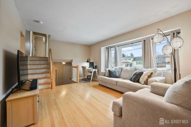 29 Hollywood Drive, Woodbridge Proper, NJ 07095