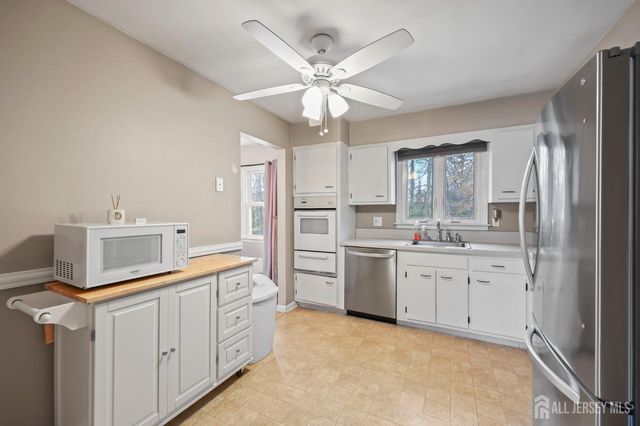 29 Hollywood Drive, Woodbridge Proper, NJ 07095