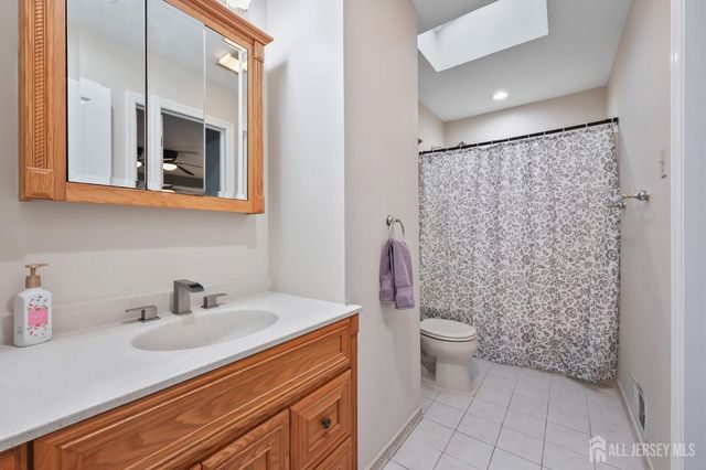 29 Hollywood Drive, Woodbridge Proper, NJ 07095