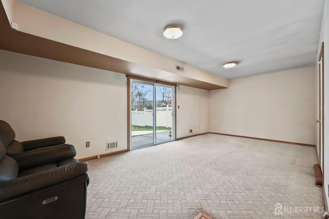 29 Hollywood Drive, Woodbridge Proper, NJ 07095