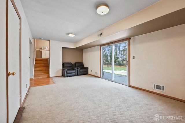 29 Hollywood Drive, Woodbridge Proper, NJ 07095