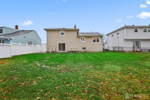 29 Hollywood Drive, Woodbridge Proper, NJ 07095