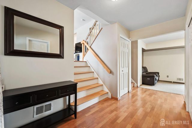 29 Hollywood Drive, Woodbridge Proper, NJ 07095