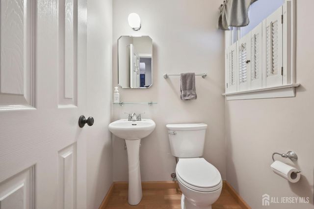 29 Hollywood Drive, Woodbridge Proper, NJ 07095