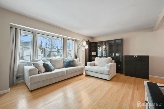 29 Hollywood Drive, Woodbridge Proper, NJ 07095