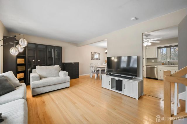 29 Hollywood Drive, Woodbridge Proper, NJ 07095