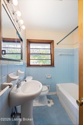 2505 Goldsmith Ln, Louisville, KY 40218