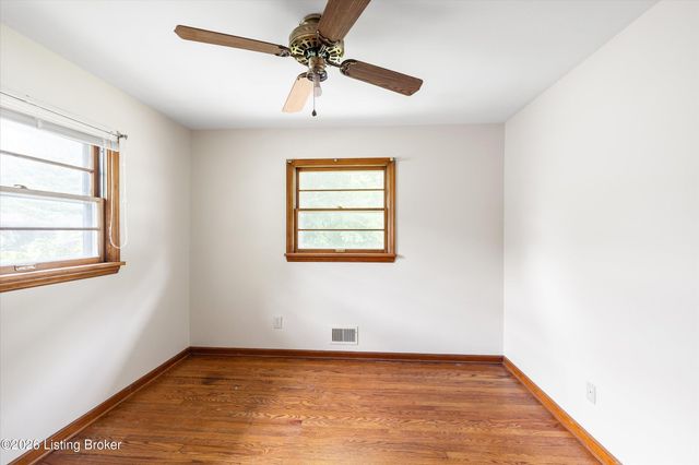 2505 Goldsmith Ln, Louisville, KY 40218