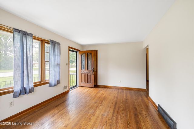 2505 Goldsmith Ln, Louisville, KY 40218