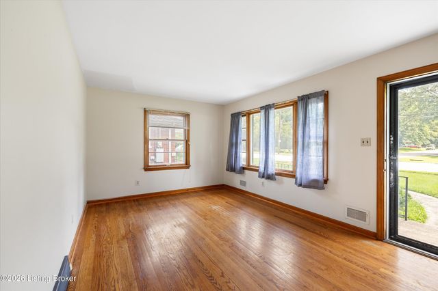 2505 Goldsmith Ln, Louisville, KY 40218