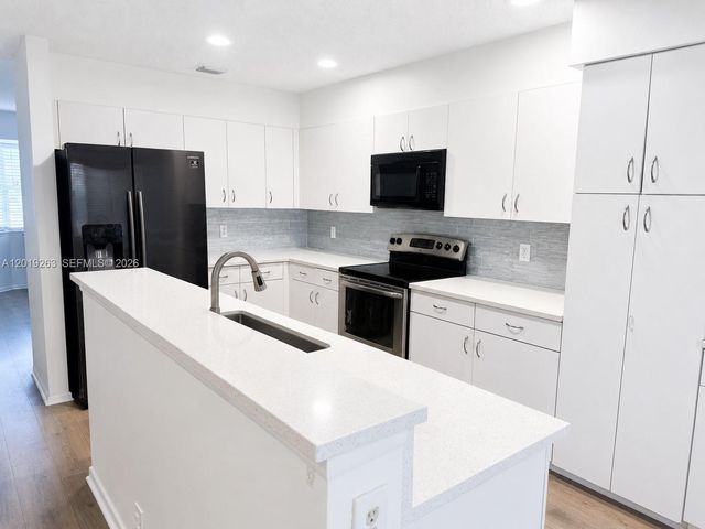 11461 Lakeview Dr 8A, Coral Springs, FL 33071