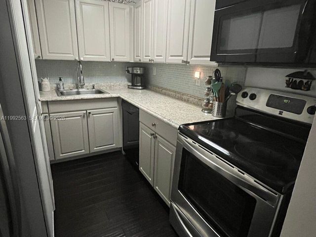 1720 NW N River Dr 211, Miami, FL 33125